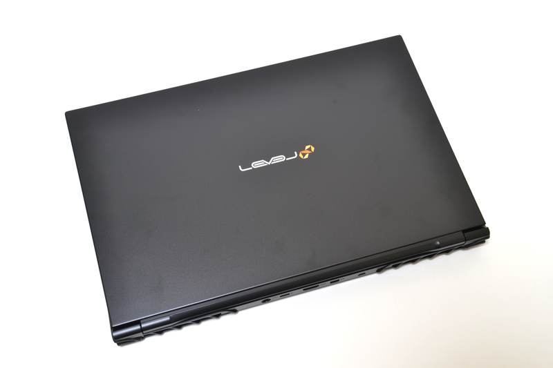 天面はロゴ入りだが、これ以外に目立つデザインはない