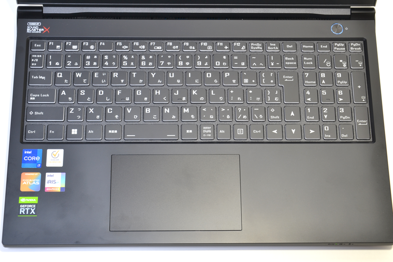 キーボードはアイソレーションタイプでバックライト付き