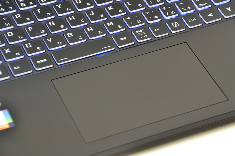 タッチパッドはボタン内蔵型でかなり広め