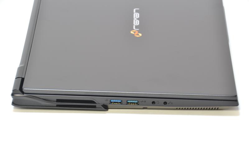 左側面はUSB端子×2、ヘッドフォン端子、マイク端子