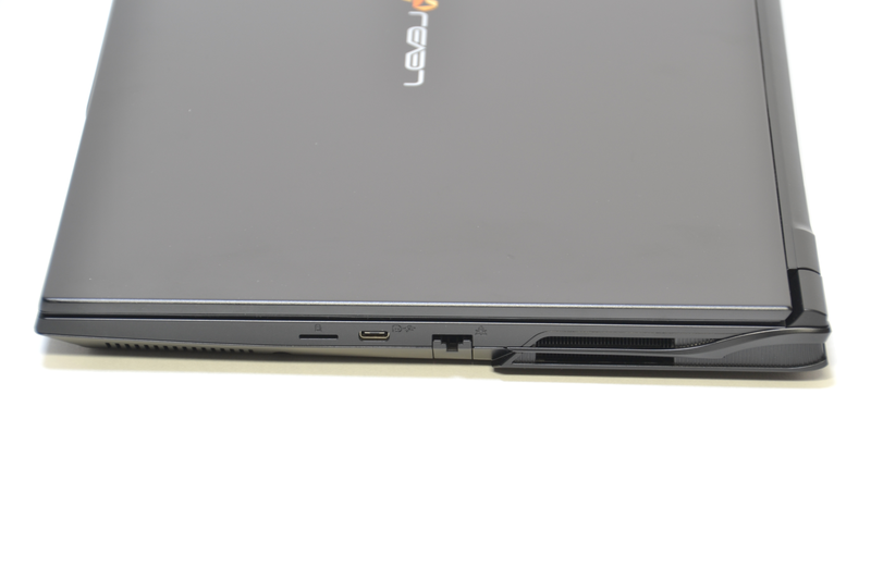 右側面はmicroSDカードスロット、USB Type-C、Gigabit Ethernet