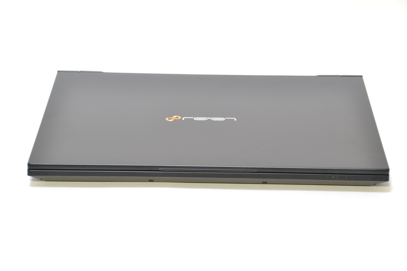 前面右側には電源、バッテリ、アクセスランプのLEDインジケータが並ぶ