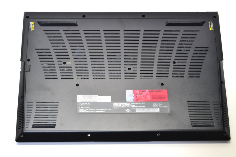 背面は広いスリットがあり、2基のファンで吸気。手前左右にはスピーカーがある