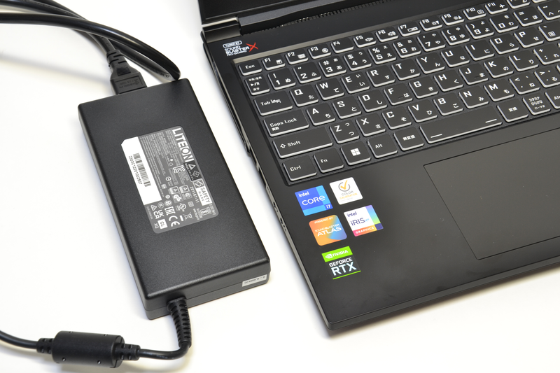 230W出力のACアダプタ。本体とほぼ同等の厚み