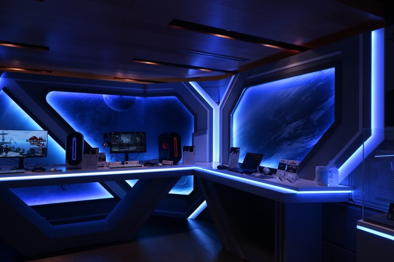 宇宙船の窓をイメージした店内