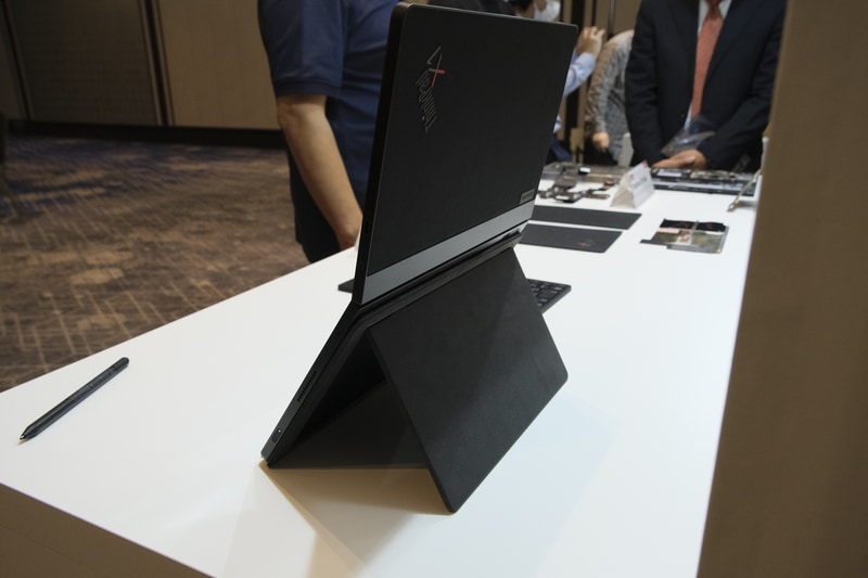 スタンドはマグネットで着脱