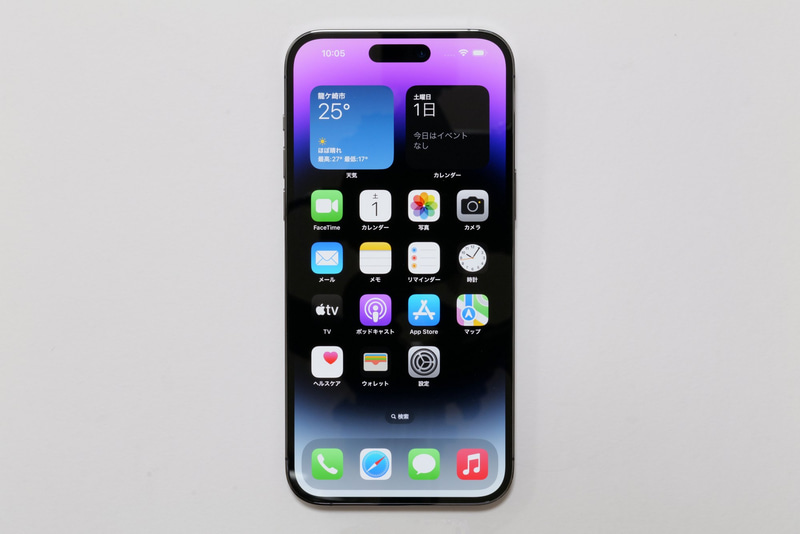 ディスプレイは「Super Retina XDRディスプレイ」と呼ばれる6.7型OLED。ノッチ(切り欠き)が小型化されたパンチホール「Dynamic Island」が採用された