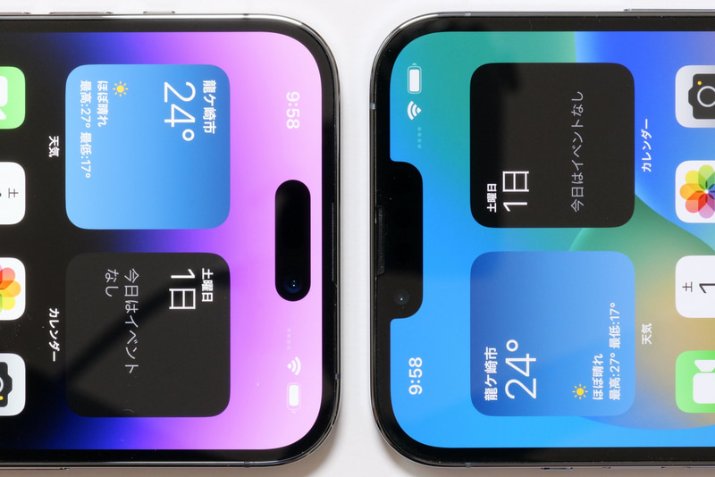 左がiPhone 14 Pro Max、右がiPhone 13 Pro Max。iPhone 14 Pro Maxは前面カメラ部が小型化されている