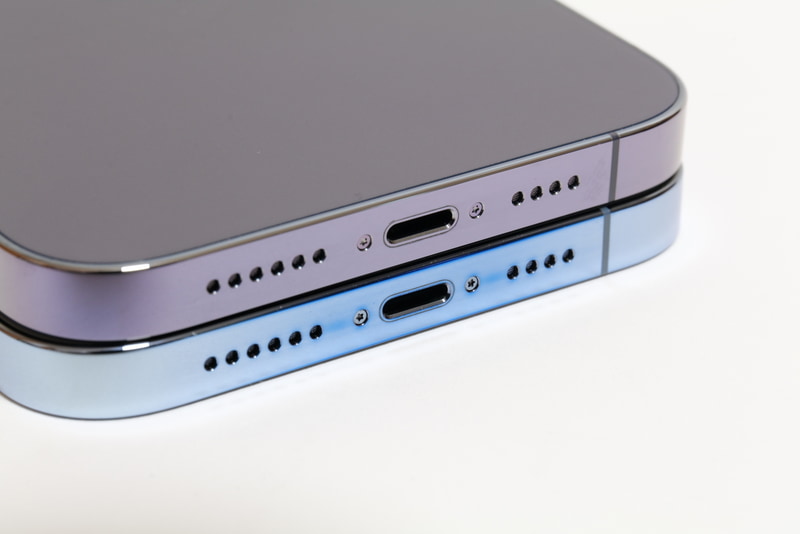 上がiPhone 14 Pro Max(ディープパープル)、下がiPhone 13 Pro Max(シエラブルー)。一筋の傷も付けたくないほど美しい側面だ