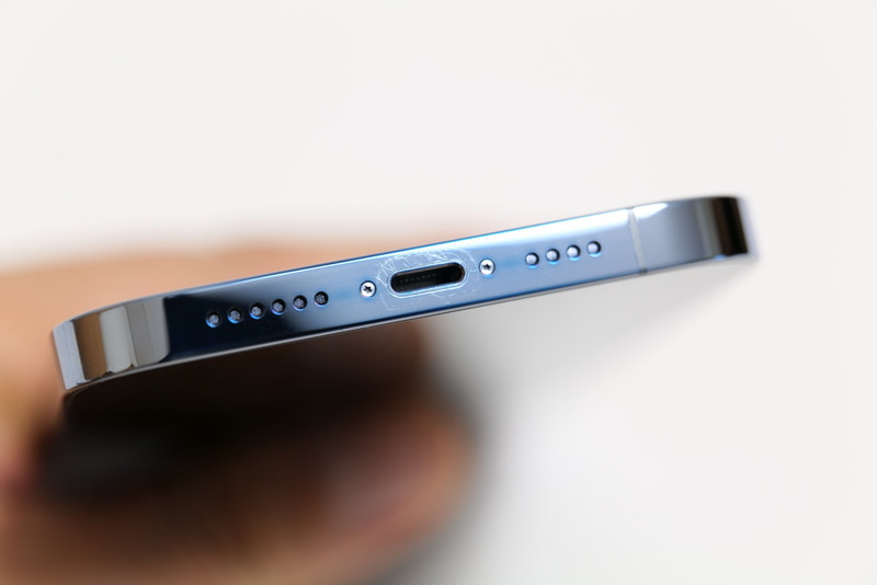 これはiPhone 13 Pro Maxの下面アップ。「医療に使われるレベルのステンレススチール」でもLightningケーブルの抜き差しで微細な傷が付く。充電はMagSafeなどのワイヤレス充電がおすすめだ