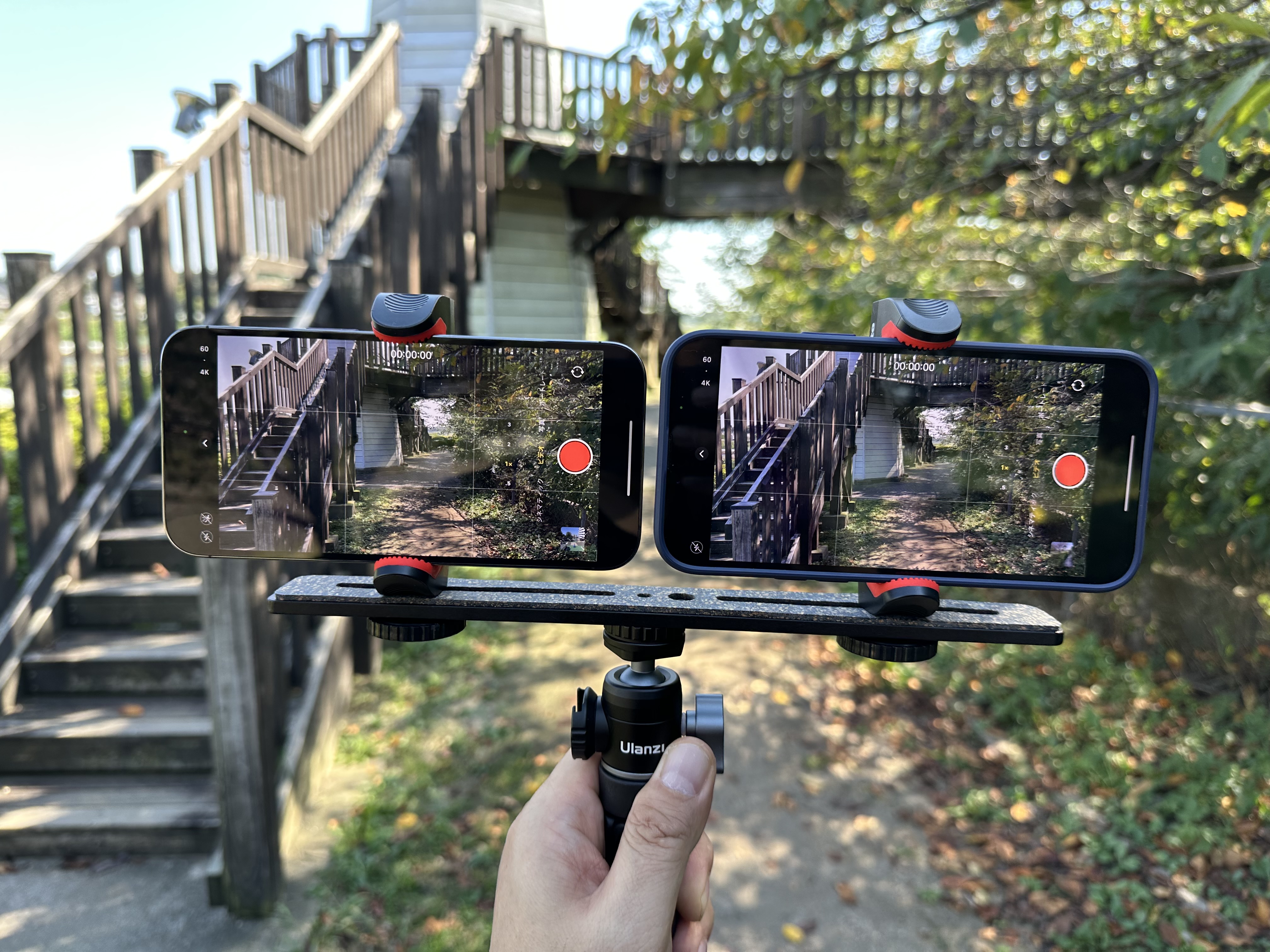 左がiPhone 14 Pro Max、右がiPhone 13 Pro Max。条件を揃えて、歩き、走り、階段を上って、手ぶれ補正効果を比較してみた