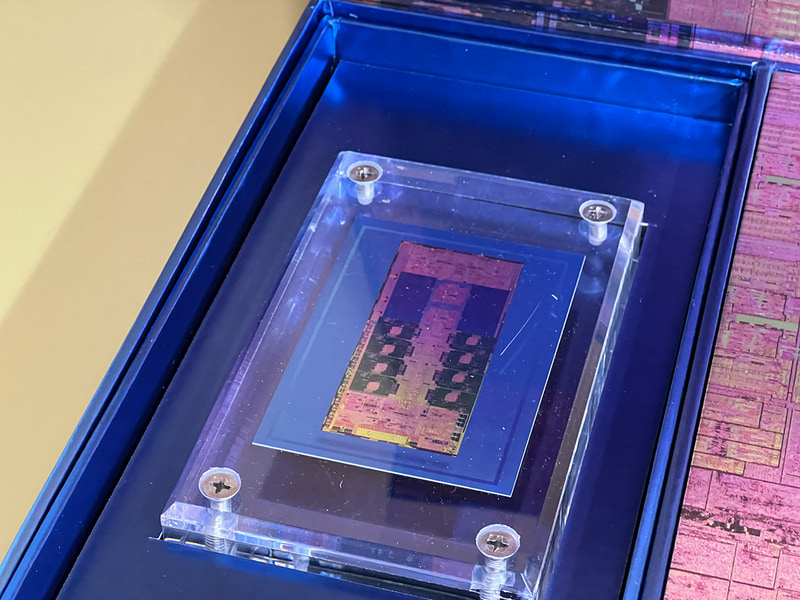 左側にはダイレイアウトの写真が封入された記念品が