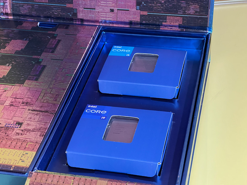 CPUは右側に2つ入っている