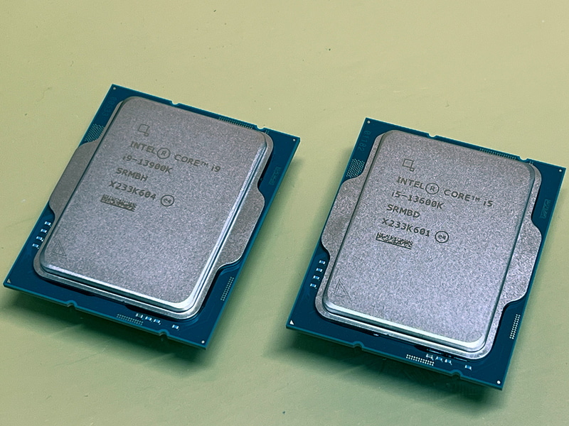左がCore i9-13900K、右側がCore i5-13600K