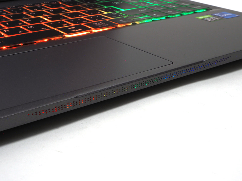 LEDライトバーはACアダプタ駆動時に発光(Mouse Control CenterからOFFにもできる)