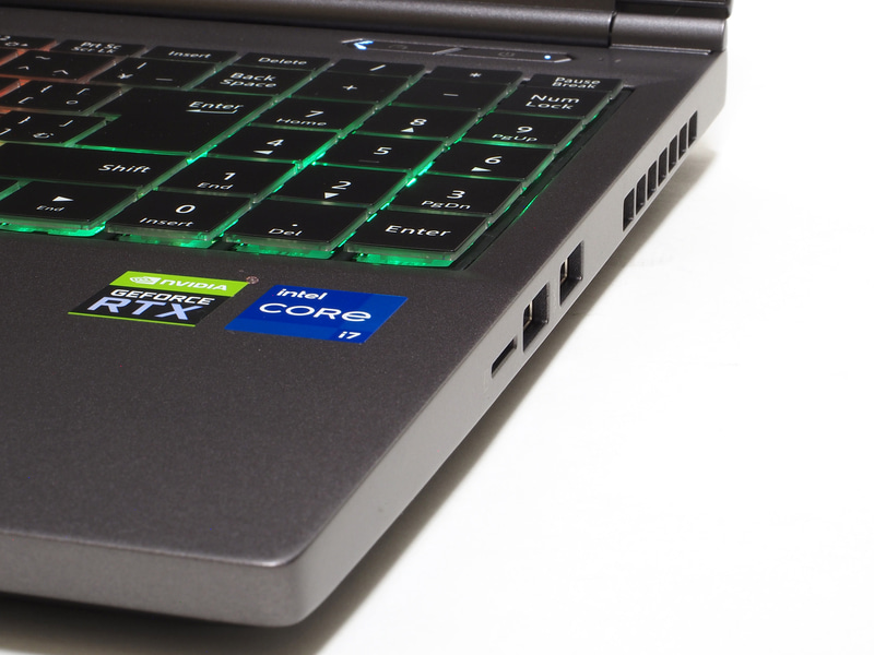 側面もフラットなデザイン