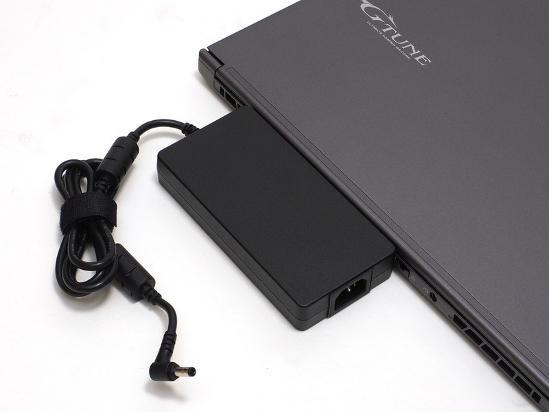 ACアダプタは150×75×25mm(幅×奥行き×高さ)ほどのサイズで出力230W