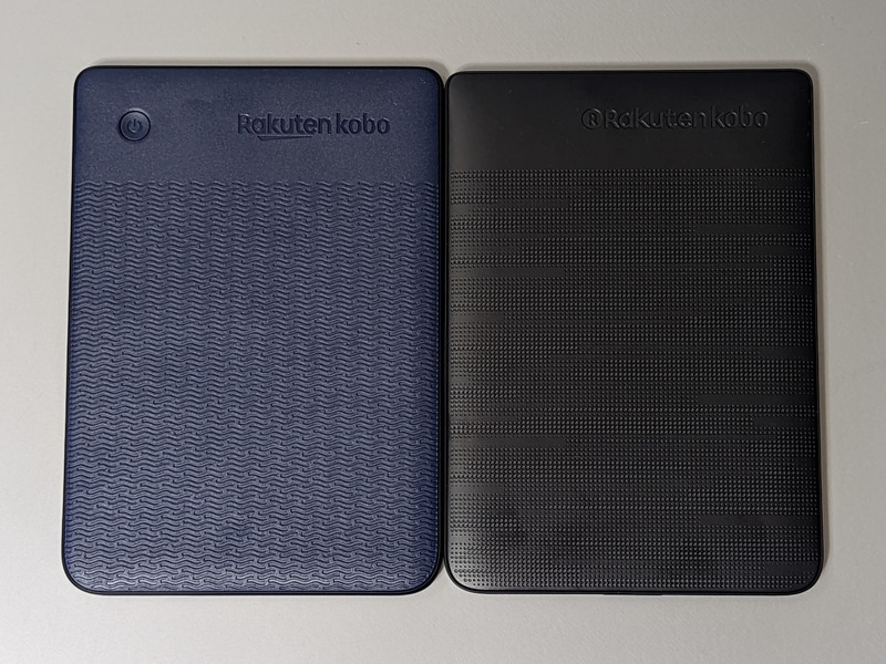 背面の比較。上部に電源ボタンがあることや、滑り止めのパターン、および色が異なっている