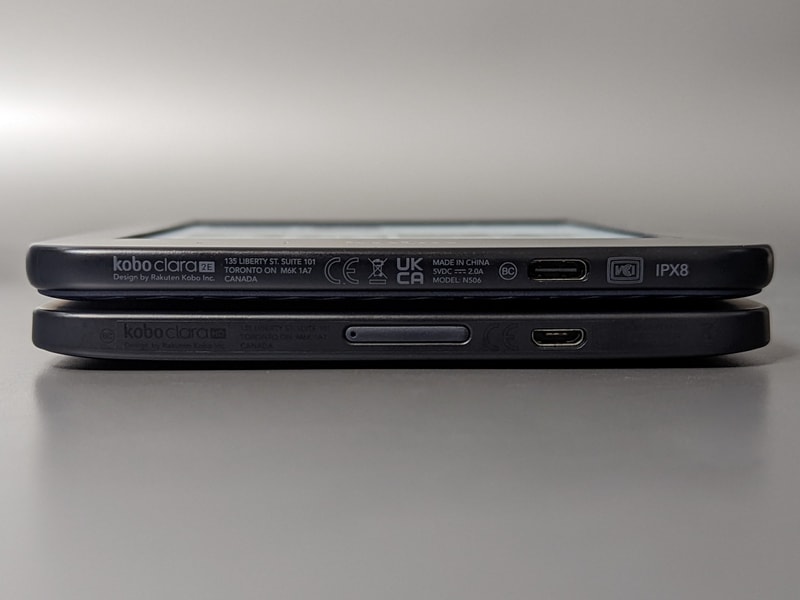 底面をKobo Clara HD(下)と比較したところ。電源ボタンは背面に移動したため底面からは消滅していることが分かる。ポートはUSB Type-Cへと改められた