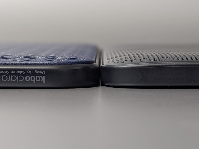 Kobo Clara HD(右)と厚みを比較したところ。0.2mm差とあって、ほぼ誤差レベルだ