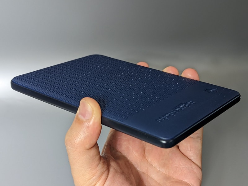 斜め後方から見ると、正面と側面がブラック、背面がダークブルーというカラーリングがよく分かる