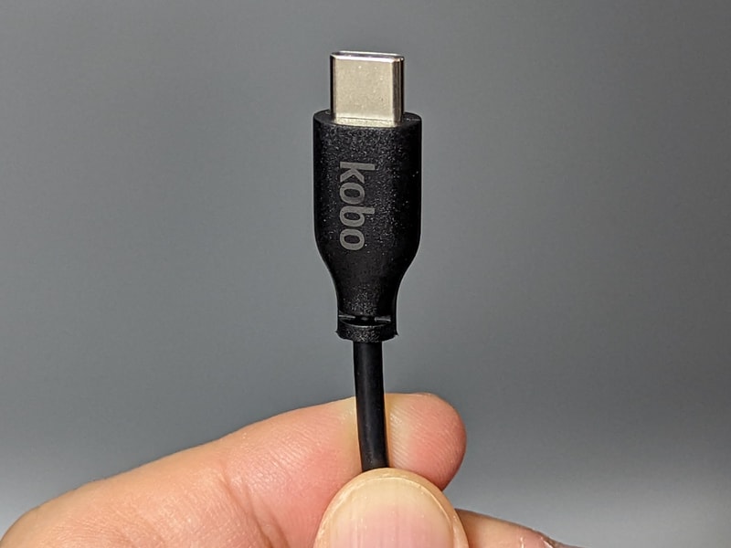 ケーブルはUSB Type-Cに変更されている。KoboシリーズはこれでKobo Niaを除きUSB Type-Cへの置き換えが終わったことになる
