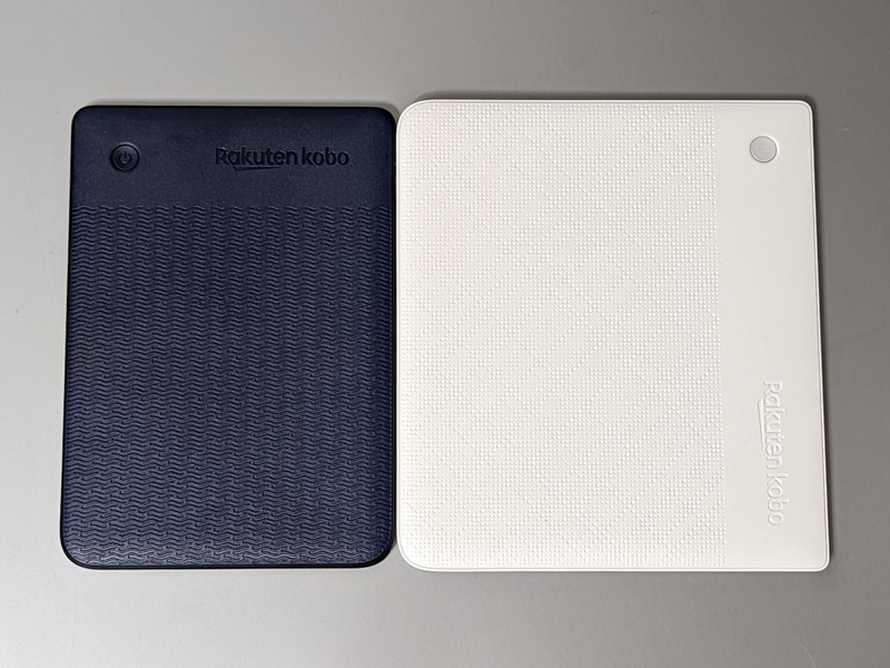 背面にある電源ボタンは、上位モデルであるKobo Libra 2(右)などと共通の意匠だが、配置は左右異なっている