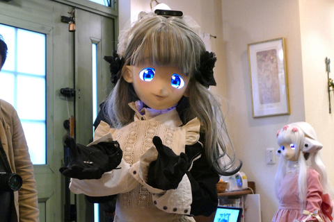 やじうまPC Watch】「美少女型ロボット」がお茶運び。MaSiRo
