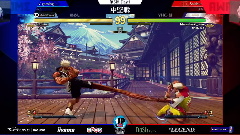 中堅戦は鶏めしダルシムVSYHC-餅ダルシムによるダルシムミラーマッチが実現。どちらも遠距離からの攻防が可能なため、間合いなどが通常の対戦と異なる