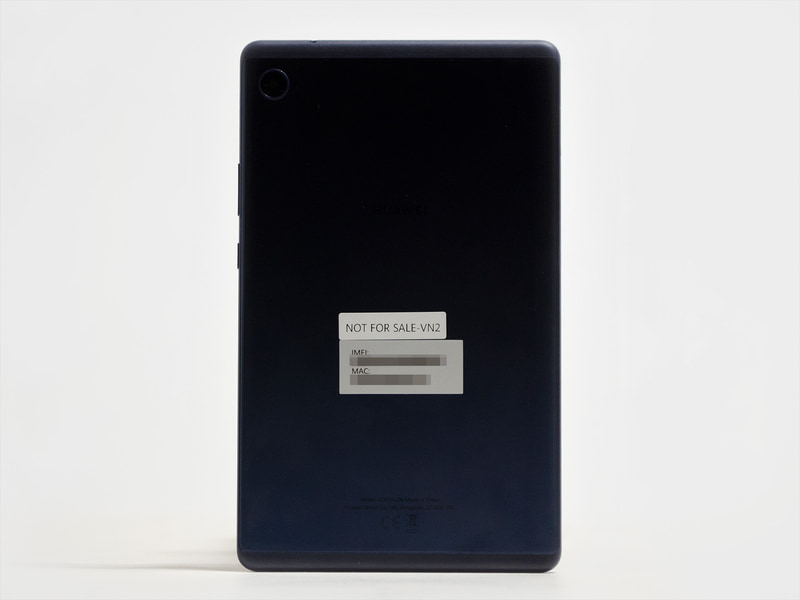 背面。左上に背面カメラ。カラバリはディープシーブルーのみ