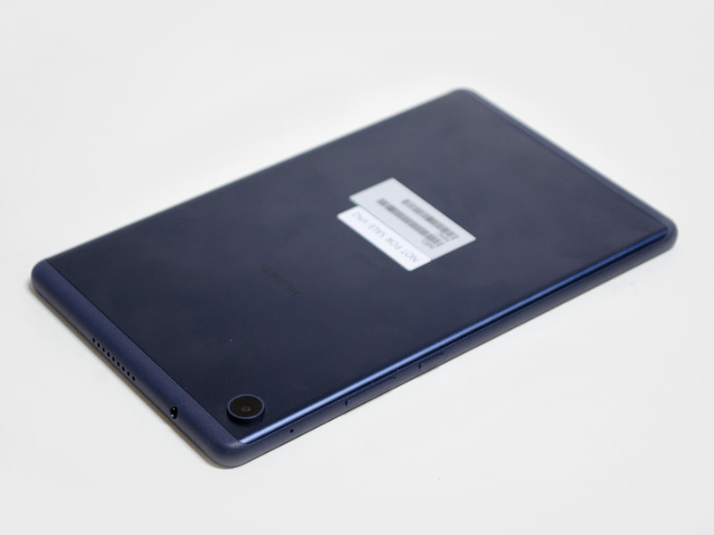 上側面/右側面。上側面にスピーカーと3.5mmジャック。右側面に音量±ボタンと電源ボタン