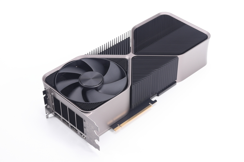GeForce RTX 4090 Founders Edition。カード表面側はブラケット付近に120mm径ファンを搭載している