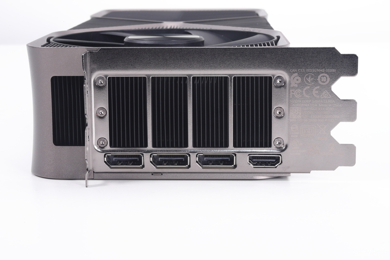 画面出力端子としてDisplayPort(3基)とHDMI(1基)を搭載