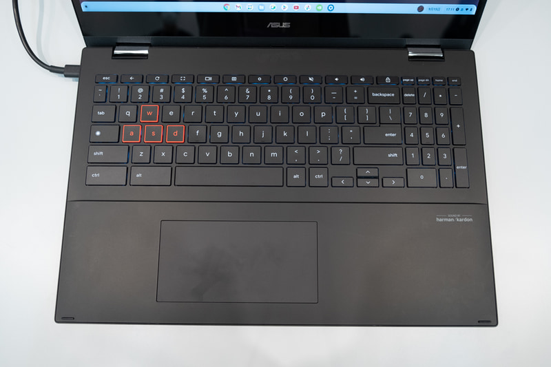 キーボード。W/A/S/Dキーは赤色にカラーリング