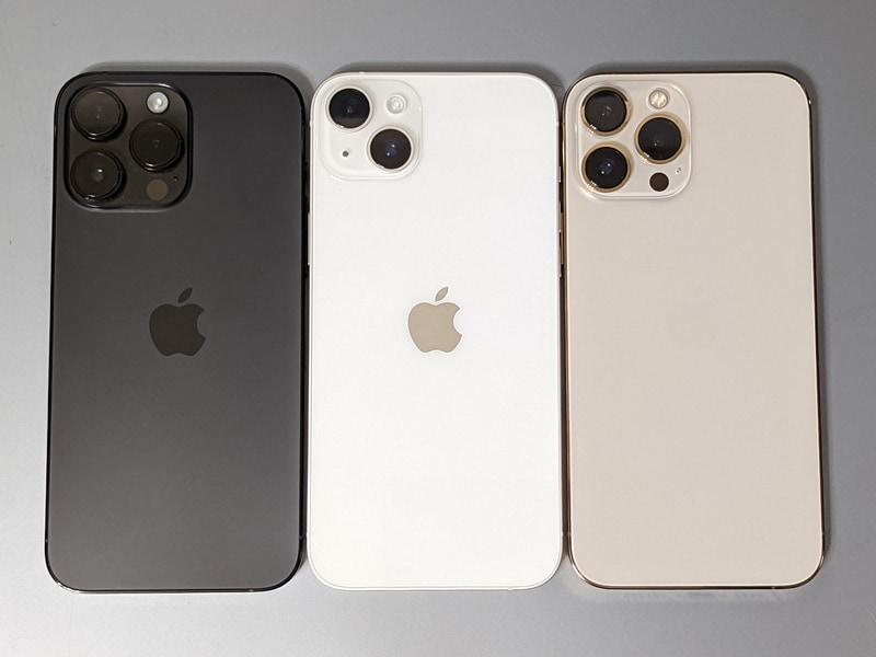 背面の比較。左からiPhone 14 Pro Max、本製品、iPhone 13 Pro Max。大画面で2眼という新機軸のモデルだ