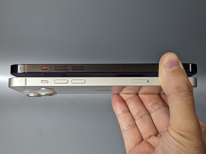 左側面をiPhone 14 Pro Max(上)と比較したところ。SIMスロットの位置が微妙に異なる