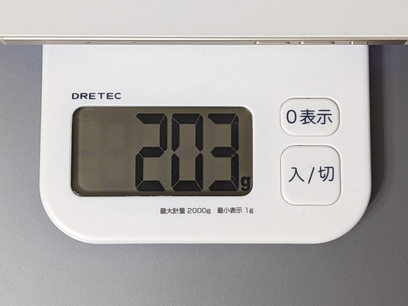 重量は203g。大画面モデルとしては、かつてのiPhone 8 Plus(202g)に迫る軽さだ