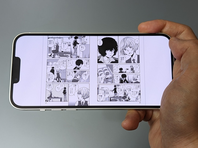 本体を横向きにして見開きでコミックを表示したところ。解像度的には問題ないが、さすがにこのサイズはガラケー並とあって厳しい
