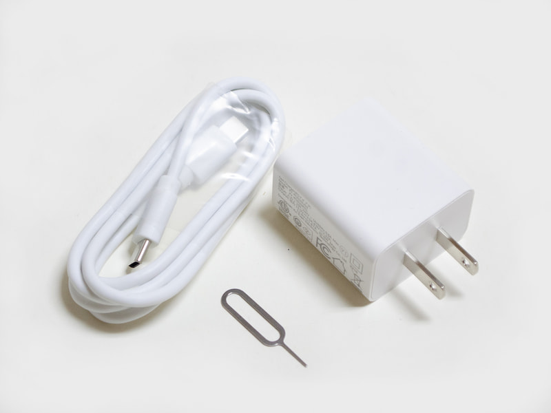 付属品はACアダプタ(20W)、USB Type-Cケーブル、イジェクトピン