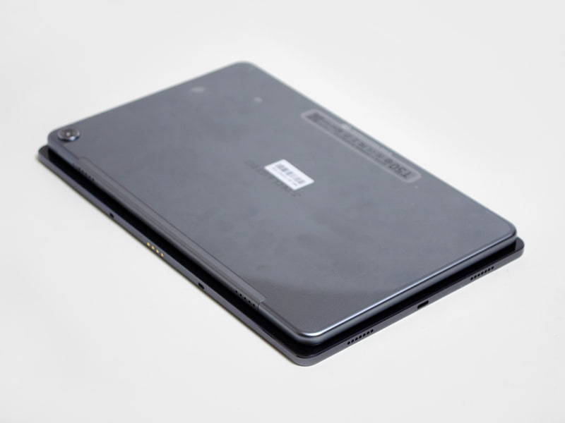 Lenovo Tab P11 Pro(下)との比較。Lenovo Tab P11 Proは11.5型なので少し大きい