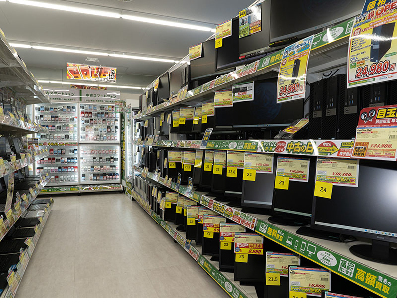 できるだけ多くの商品を展示するため、一部に5段の什器を設置している