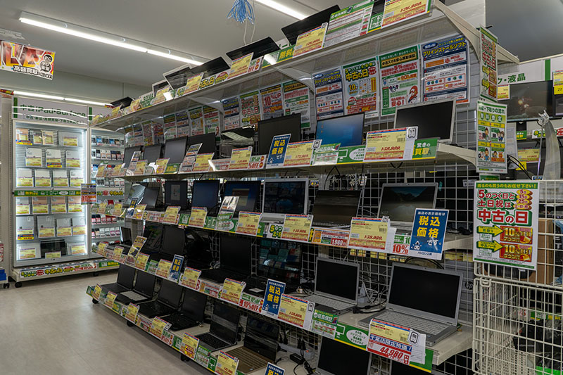 できるだけ多くの商品を展示するため、一部に5段の什器を設置している