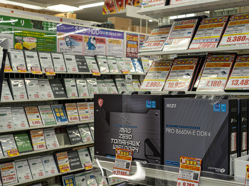PCパーツ売り場。個別のパーツについては、目玉商品など一部を除いて省スペースのためケースを展示している