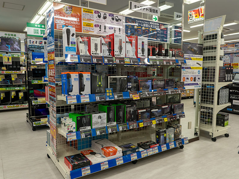 マイクなどストリーミング関連商品の棚