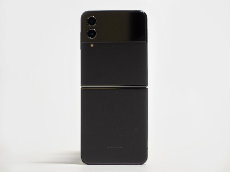 背面。上側にカメラとカバーディスプレイ。下側中央辺りにNFCがある。なお楽天モバイル版はキャリアのロゴがない