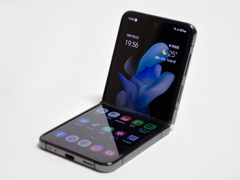 右/下。右側面に音量±と電源ボタン(指紋センサー兼)。下側面にType-Cとスピーカー