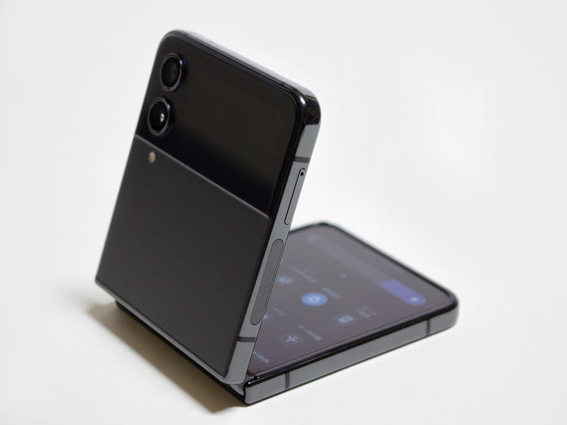 左/上。左側面にNano SIMスロット