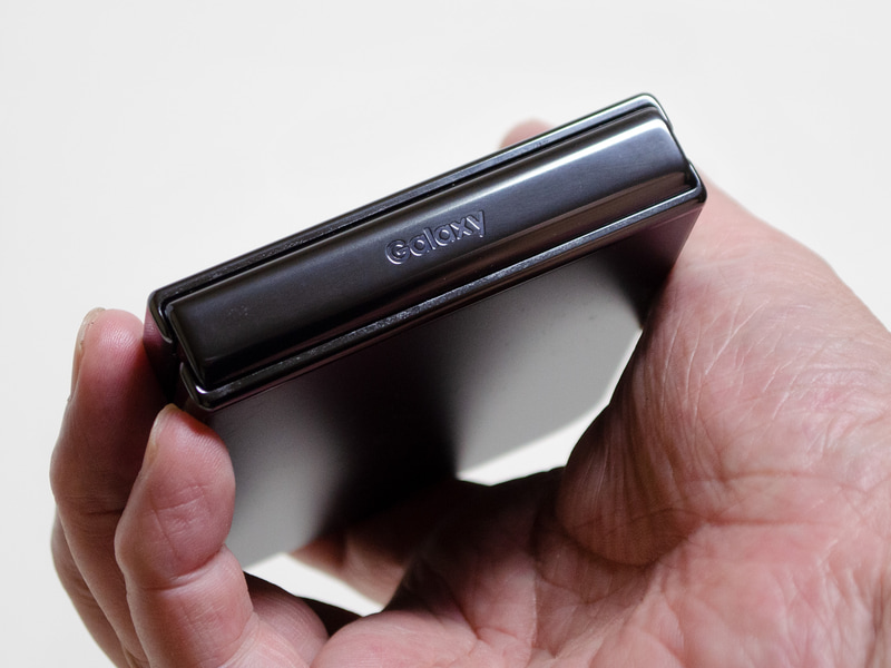 ヒンジ部分。Galaxyの刻印がある