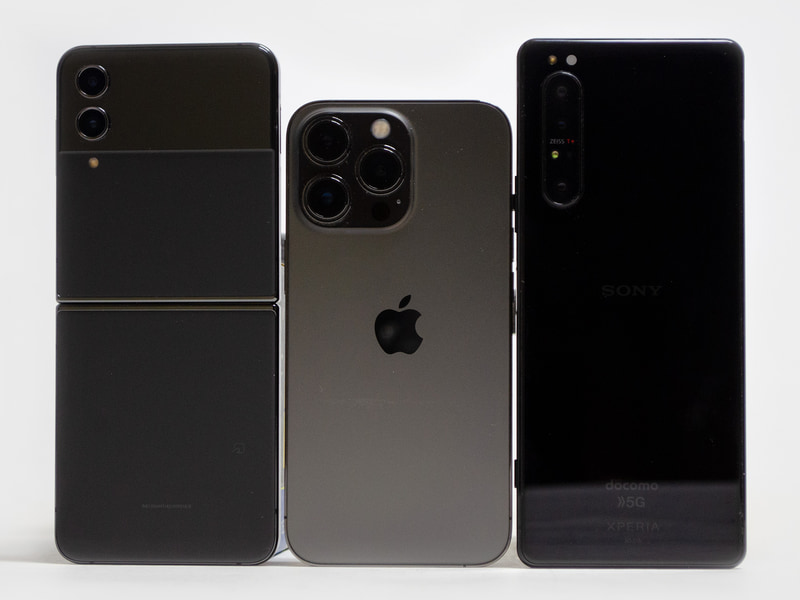 左からZ Flip4、iPhone 13 Pro、Xperia 1 IIとの比較。ストレートの状態だと大きさ的にはXperia 1 IIとほぼ同じ