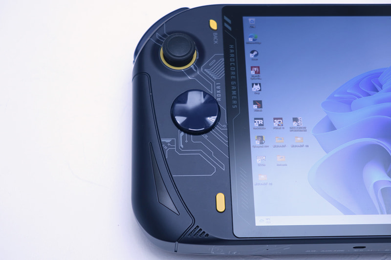 コントローラ左側。十字キーが円形になっており、かつてのセガサターンを彷彿とさせる